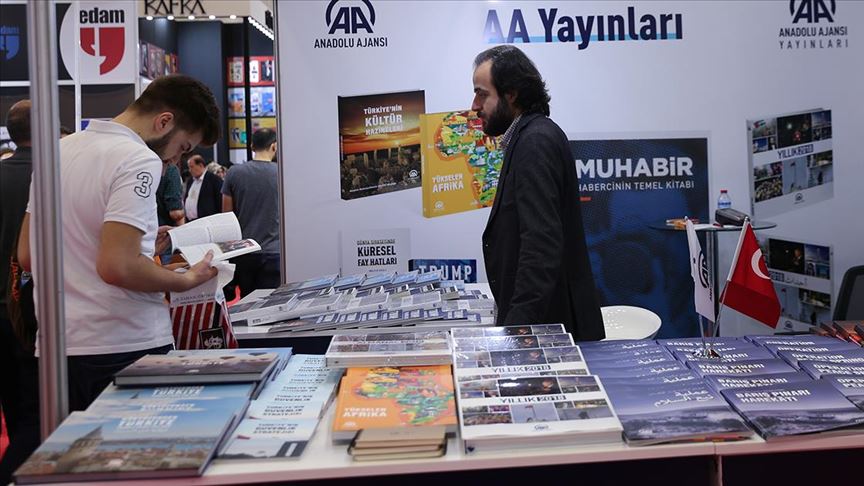 إصدارات "الأناضول" تحظى باهتمام خلال معرض إسطنبول للكتاب