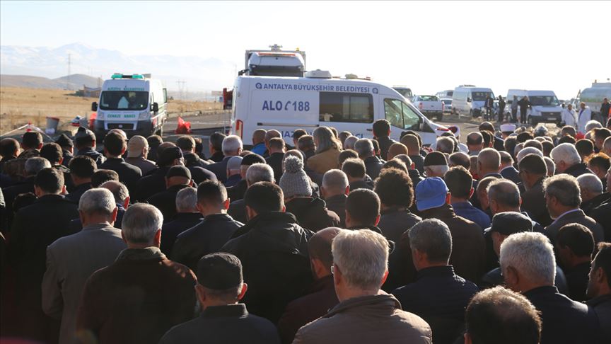 Antalya'da evlerinde ölü bulunan 2'si çocuk 4 kişinin cenazesi Erzurum'da defnedildi
