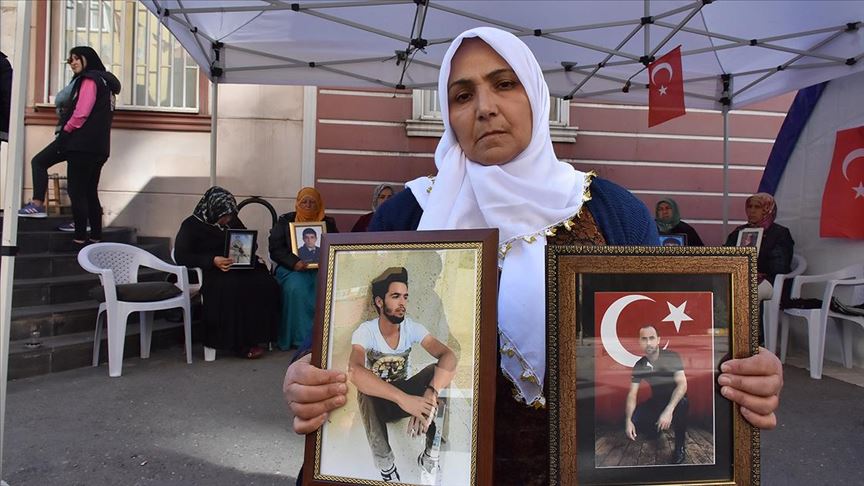 Diyarbakır annelerinden Necibe Çiftçi: Oğlum getirilene kadar buradan ayrılmıyorum