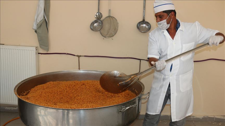 Suriye sınırında kazanlar yetimler için kaynıyor