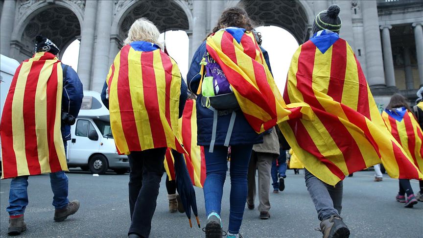 Manifestantes catalanes bloquean la ruta principal entre España y Francia