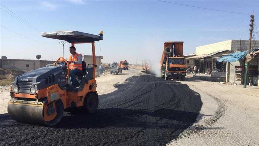 Des équipes turques réparent les routes de Tell Abyad 