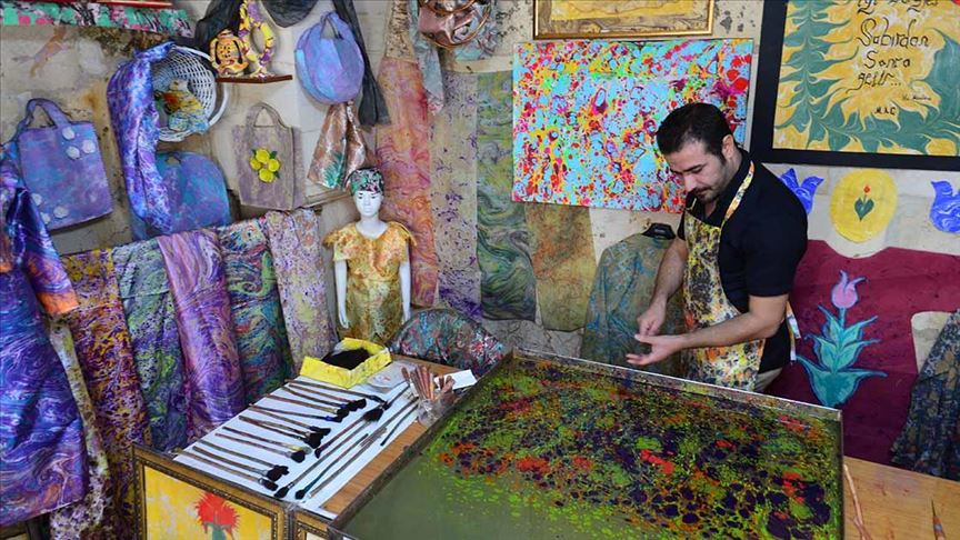 فنان تركي يبدع في تزيين الملابس باستخدام فن "الإيبرو"