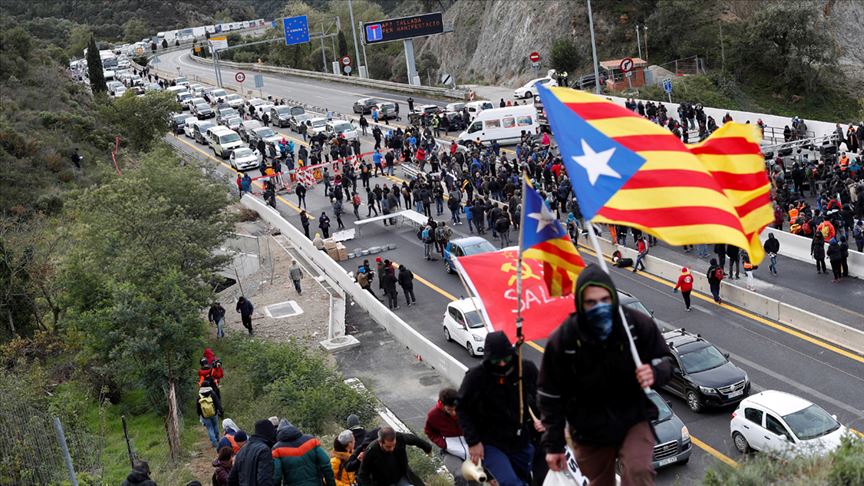 Ayrılıkçı Katalanların eylemi polisin müdahalesiyle sona erdi