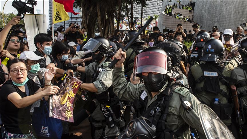 Policía y manifestantes se enfrentan dentro y fuera de las universidades en Hong Kong 