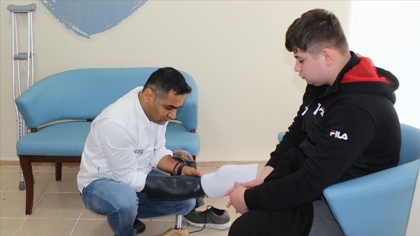Adoleshenti sirian fiton këmbë protetike në Turqi