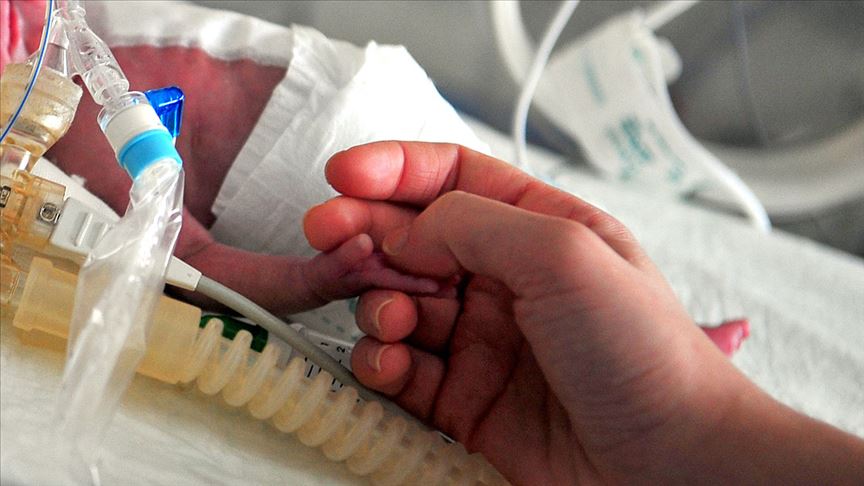 premature bebeklerin aileleri cocuklarina dokunmak icin 2 ay bekliyor