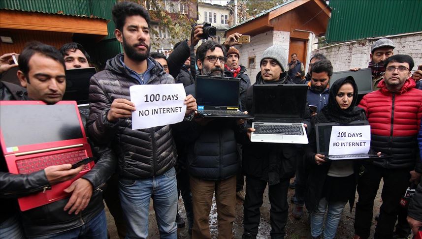  Kashmiri journalists protest 100 days of internet ban