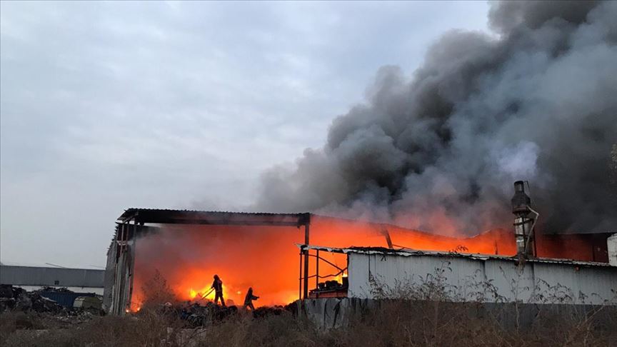 Sakarya'da geri dönüşüm fabrikasında yangın 