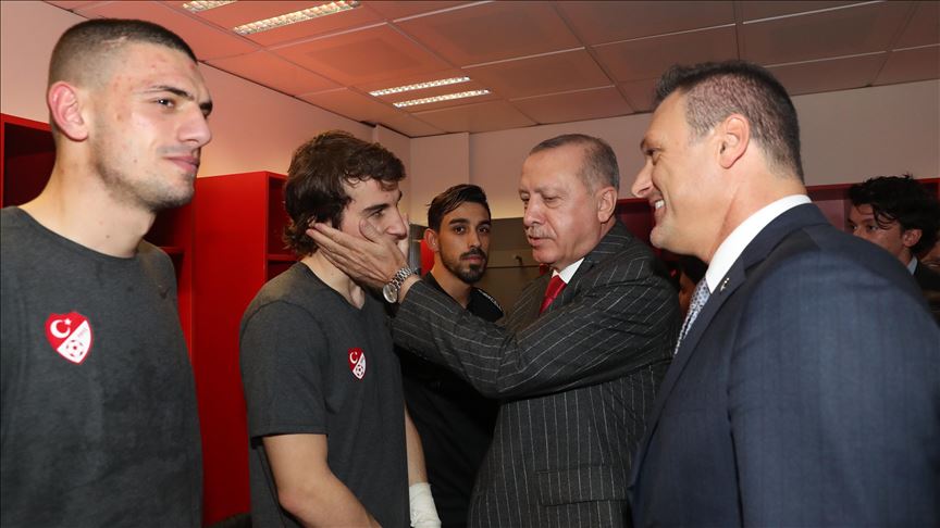 اردوغان با رفتن به اتاق رختکن ملی‌پوشان را تبریک گفت