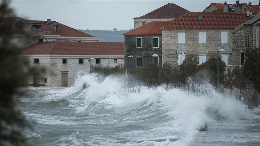 U Hrvatskoj i dalje na snazi crveno upozorenje zbog jakih udara vjetra