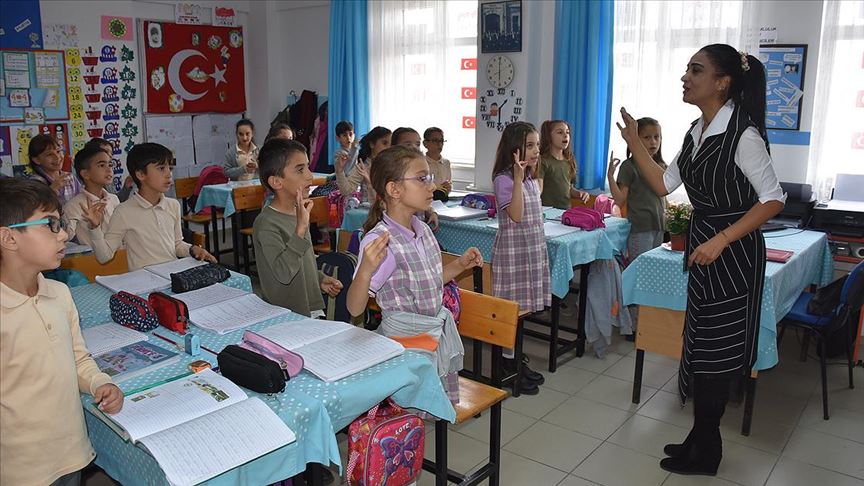 Canan öğretmenin hayali işitme engellilerle ders yapabilmek