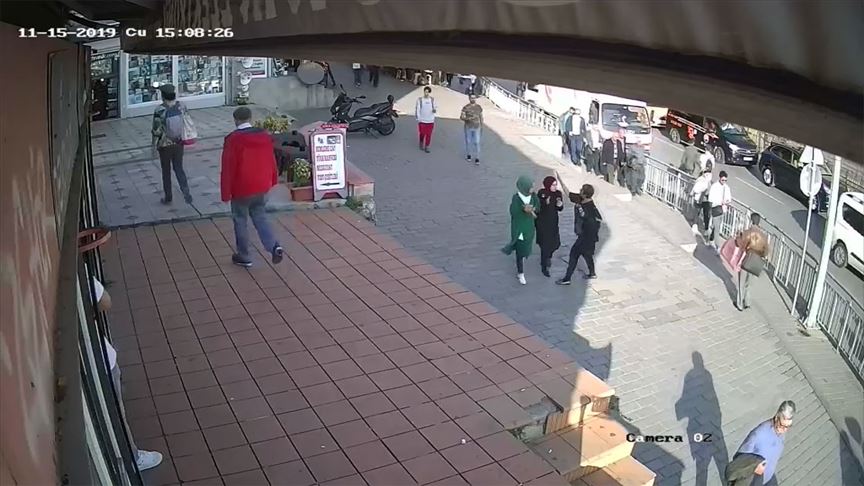 Karaköy'de kaldırımda yürüyen bir kadın, yanından geçen başörtülü kıza saldırdı