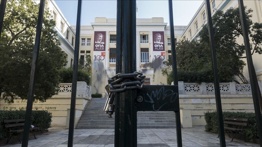 Estudiantes en Grecia bloquean universidades en la víspera de la conmemoración del "17 de noviembre"