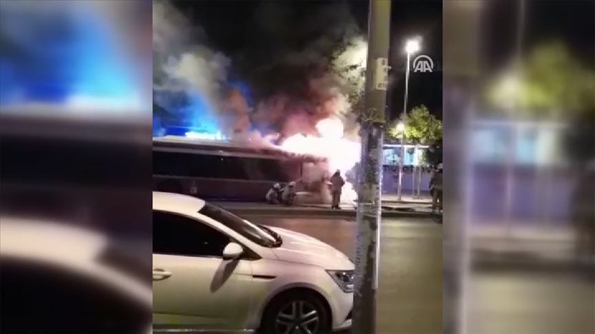 İstanbul'da park halindeki halk otobüsü yandı