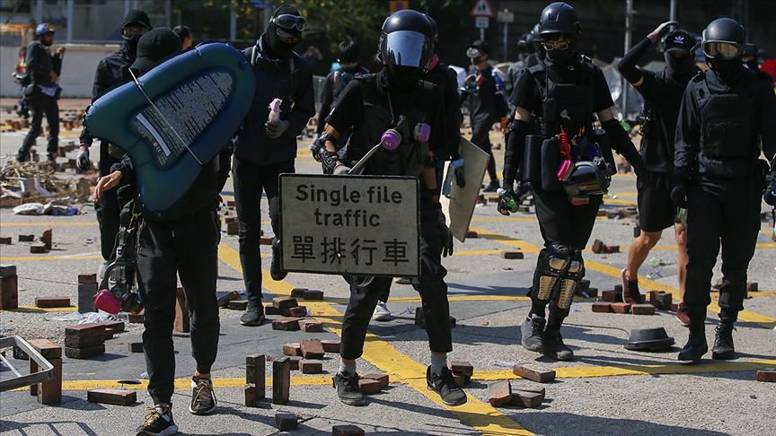 Hong Kong'da protestolar yerini temizlik çalışmalarına bıraktı