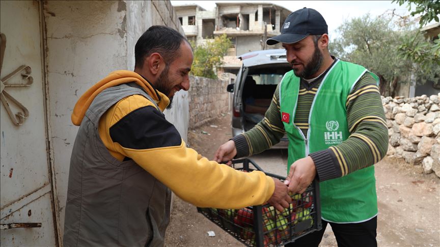 توزیع 150 تن میوه میان آوارگان سوری در ادلب