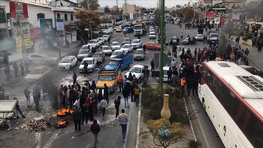 Al menos un muerto dejan manifestaciones en Irán por alza del precio del combustible