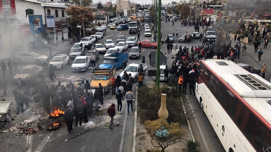 إيران.. مقتل شخص في الاحتجاجات على رفع أسعار الوقود