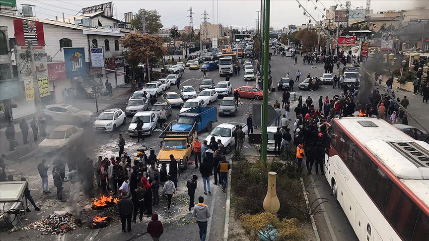 İran'da benzin zammı protestoları sürüyor