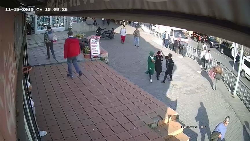 Li Karakoyê jineke ser peyarêyê dimeşiya êrîşî keçika sergirtî kir