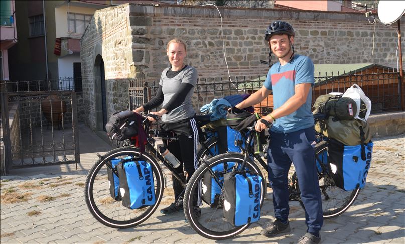 Двајца млади Германци на пат околу светот со велосипед