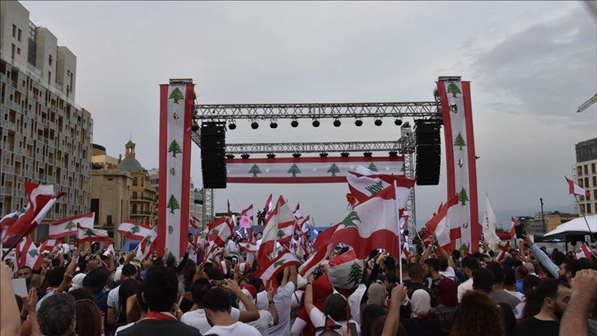 الشارع اللبناني يواصل الضغط مع دخول الاحتجاجات شهرها الثاني