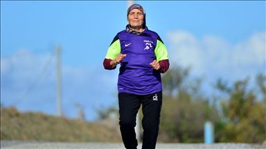 Gelibolu'nun koşucu teyzesi sporla kendini zinde hissediyor