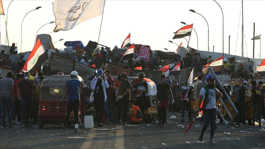 Iraqi protesters cut roads to oilfields in Basra