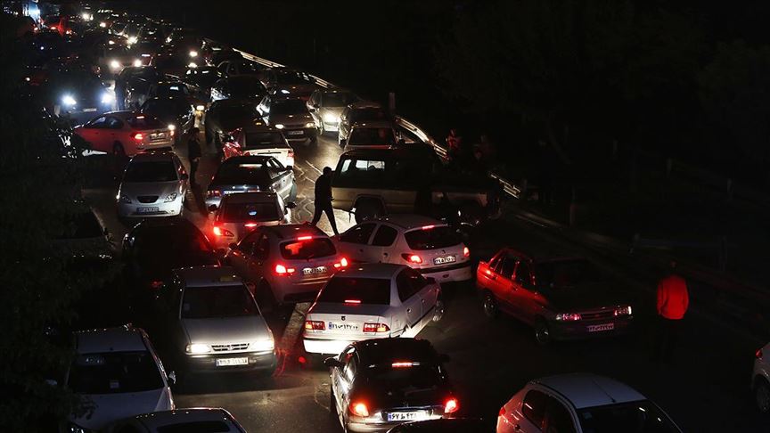 İran'da benzin zammına tepkiler siyaseti de sarstı