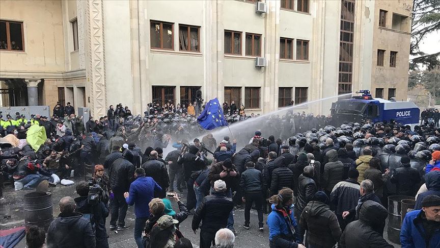 Gürcistan'da güvenlik güçleri parlamentoyu kuşatan protestoculara müdahale etti
