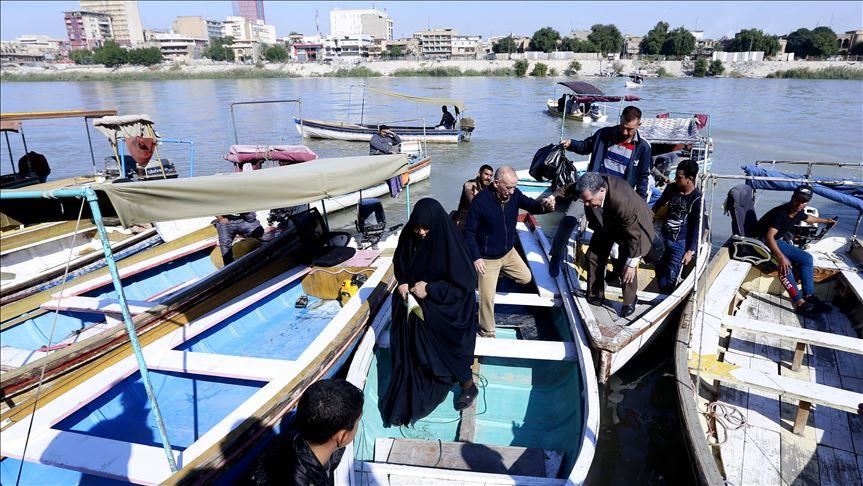 Жители Багдада вынуждены переплывать Тигр на лодках 