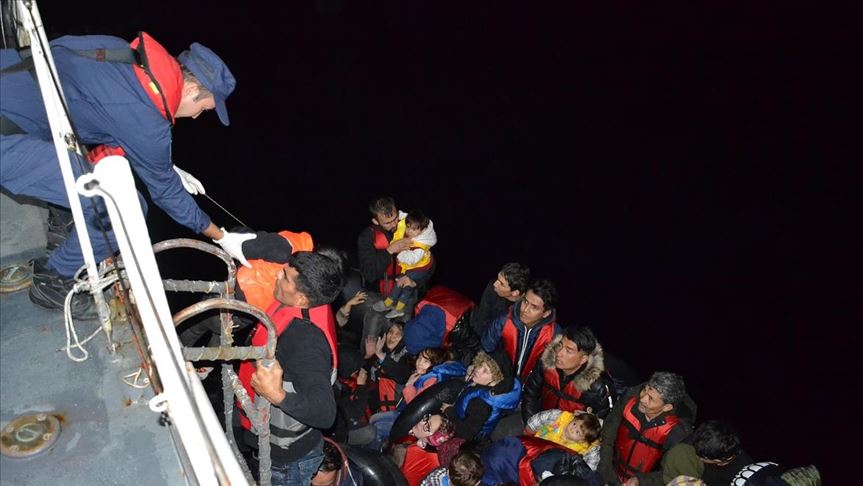 نجات 51 مهاجر از خطر مرگ در آبهای اژه