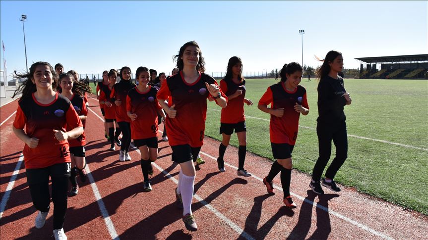 Yeteneği keşfedilen Diyarbakırlı kızların futbol aşkı
