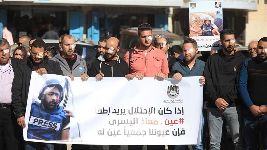 صحفيون فلسطينيون يتضامنون مع المصور "عمارنة"