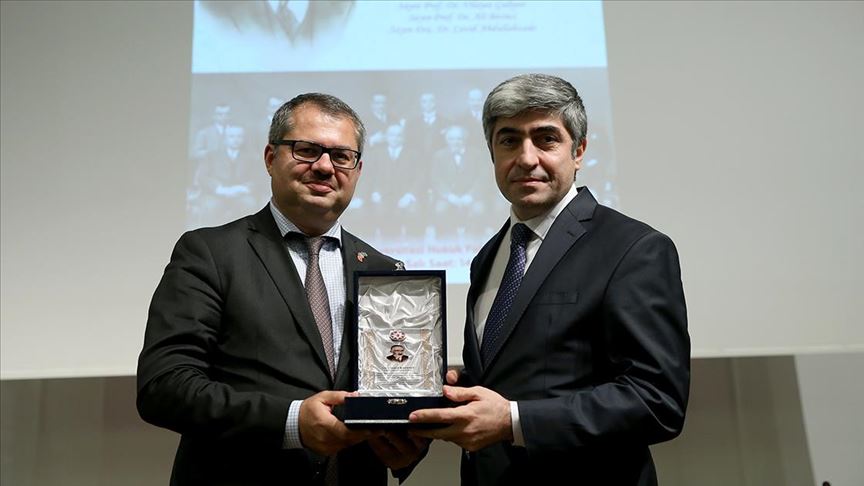 'Ortak Değerimiz Ahmet Ağaoğlu' Konferansı'nda AA'ya plaket