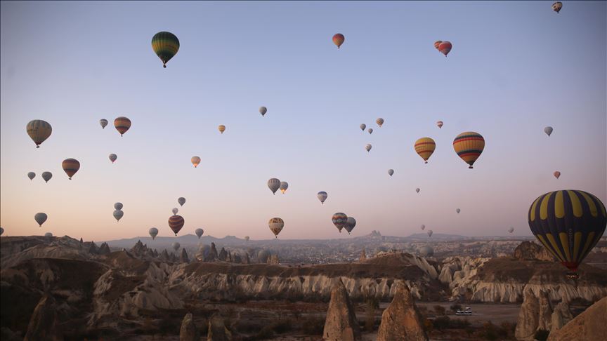 Turistler Kapadokya'yı 4 mevsim balonla keşfediyor