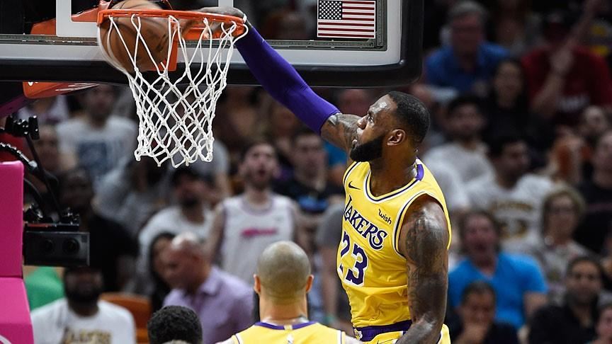 Davis, James post double-doubles as Lakers hold off surging