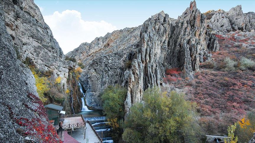 جادوی رنگ‌ها در آبشار گون‌پینار ترکیه