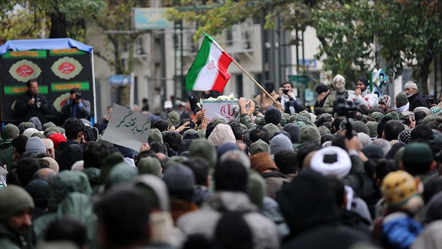 Tahran'da güvenlik güçlerinin cenaze töreni 'karşıt' gösteriye dönüştü