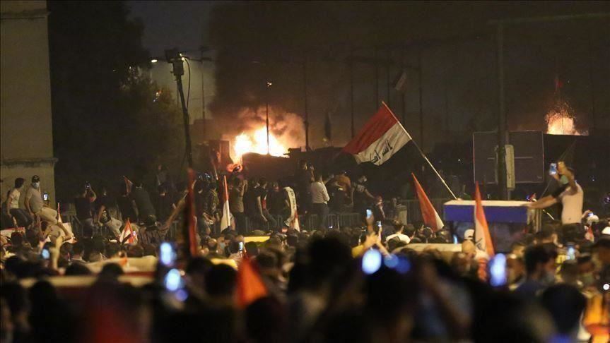العراق.. محتجون يضرمون النيران في مديرية شرطة ذي قار 