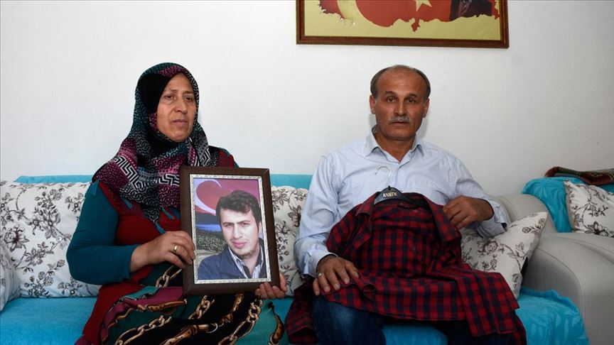 necmettin ogretmenin ailesi her 24 kasim da gomlegiyle avunuyor