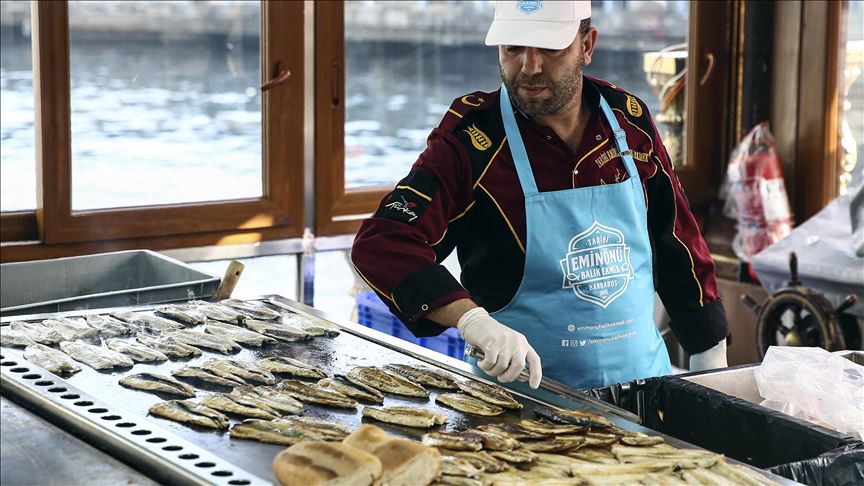 Istanbul mulls over fate of iconic fish vendors