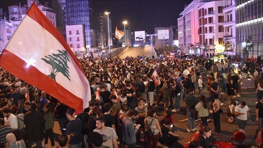 لبنانيون يتظاهرون أمام السفارة الأمريكية في بيروت
