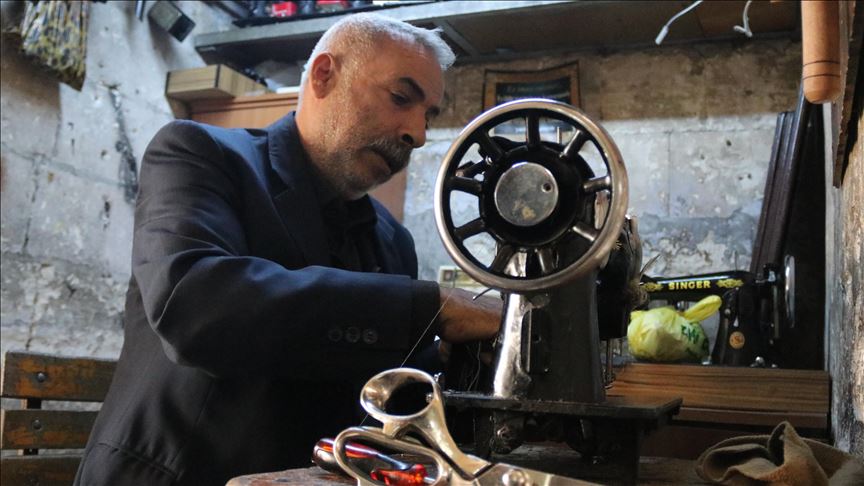 Mehmet usta eski dikiş makinelerine 'hayat' veriyor