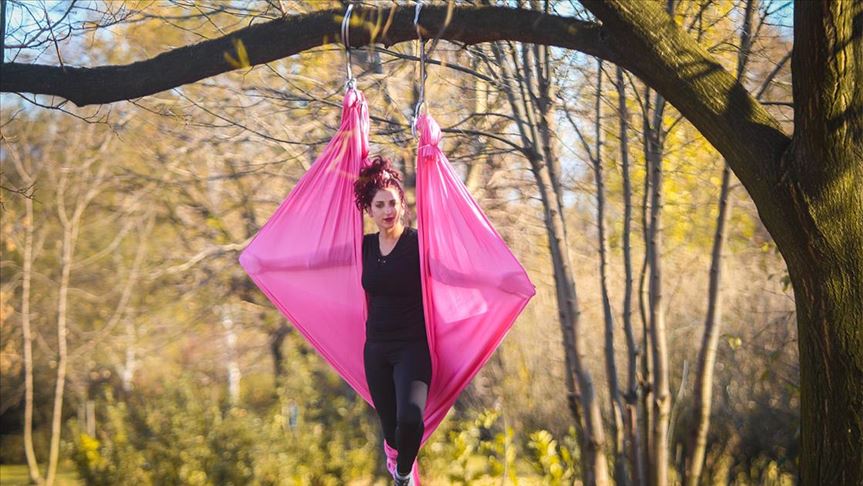 Lebdeća joga u prirodi: Od stjuardese do instruktorice joge 