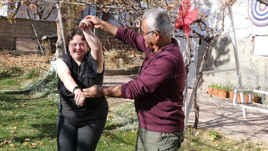 Down Sendromlu Ozge Ye Babasindan Dansli Moral