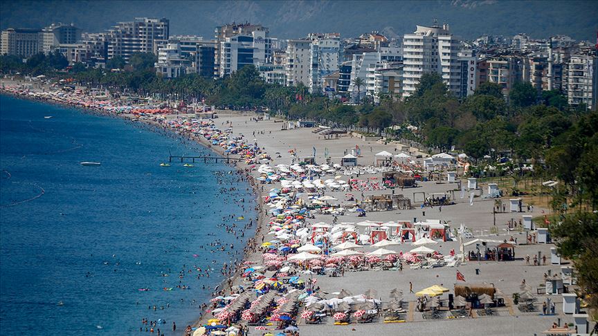 Antalya tarihinde ilk kez 15 milyon turisti gördü