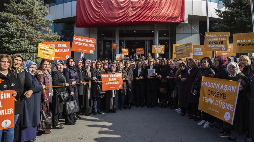 AK Partili kadınlar 'kadına şiddete turuncu çizgi' çekti