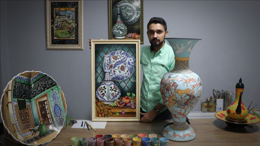 هنرنمایی نقاش جوان ترک بر روی ظروف چینی